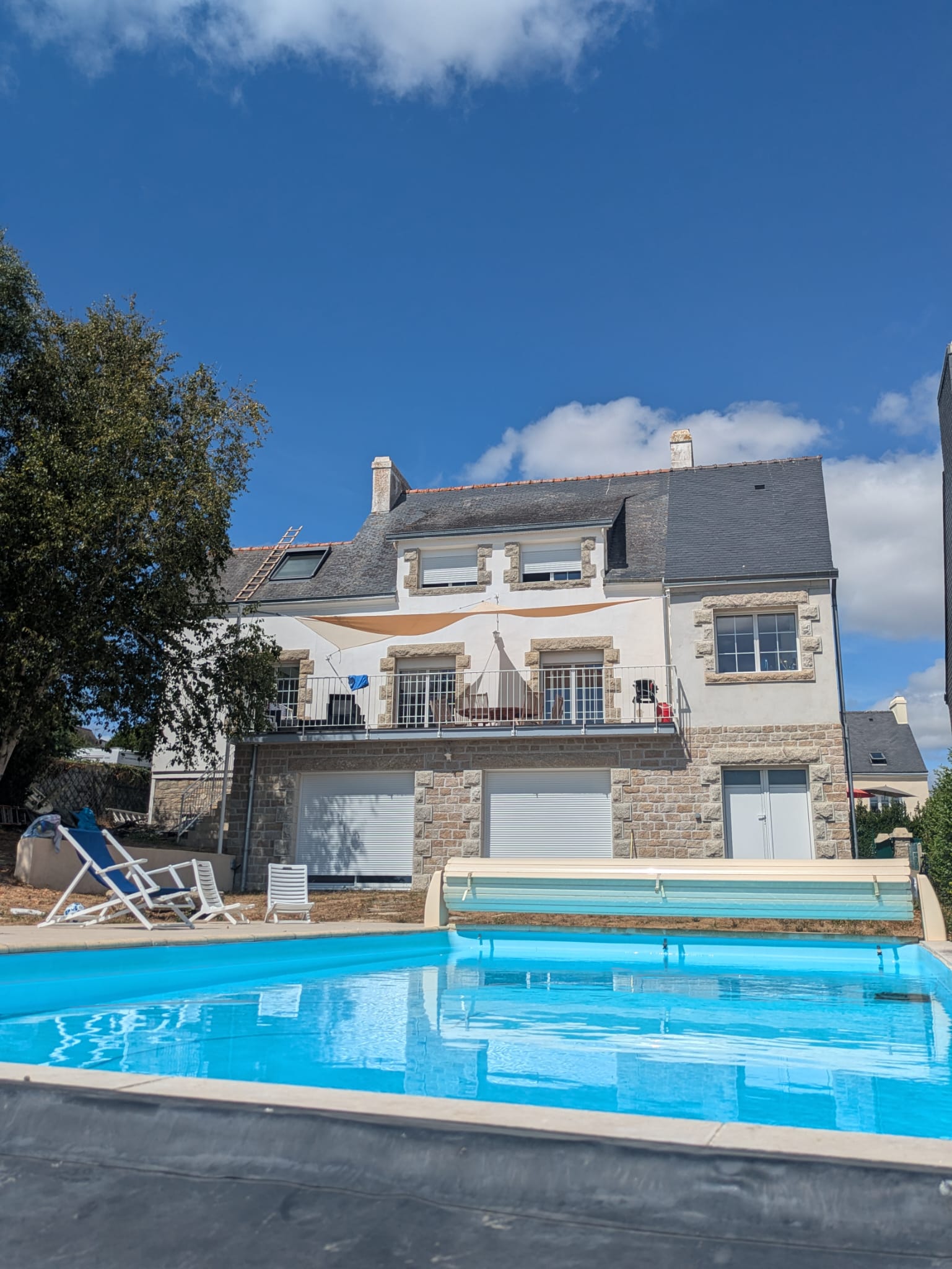 Façade et piscine